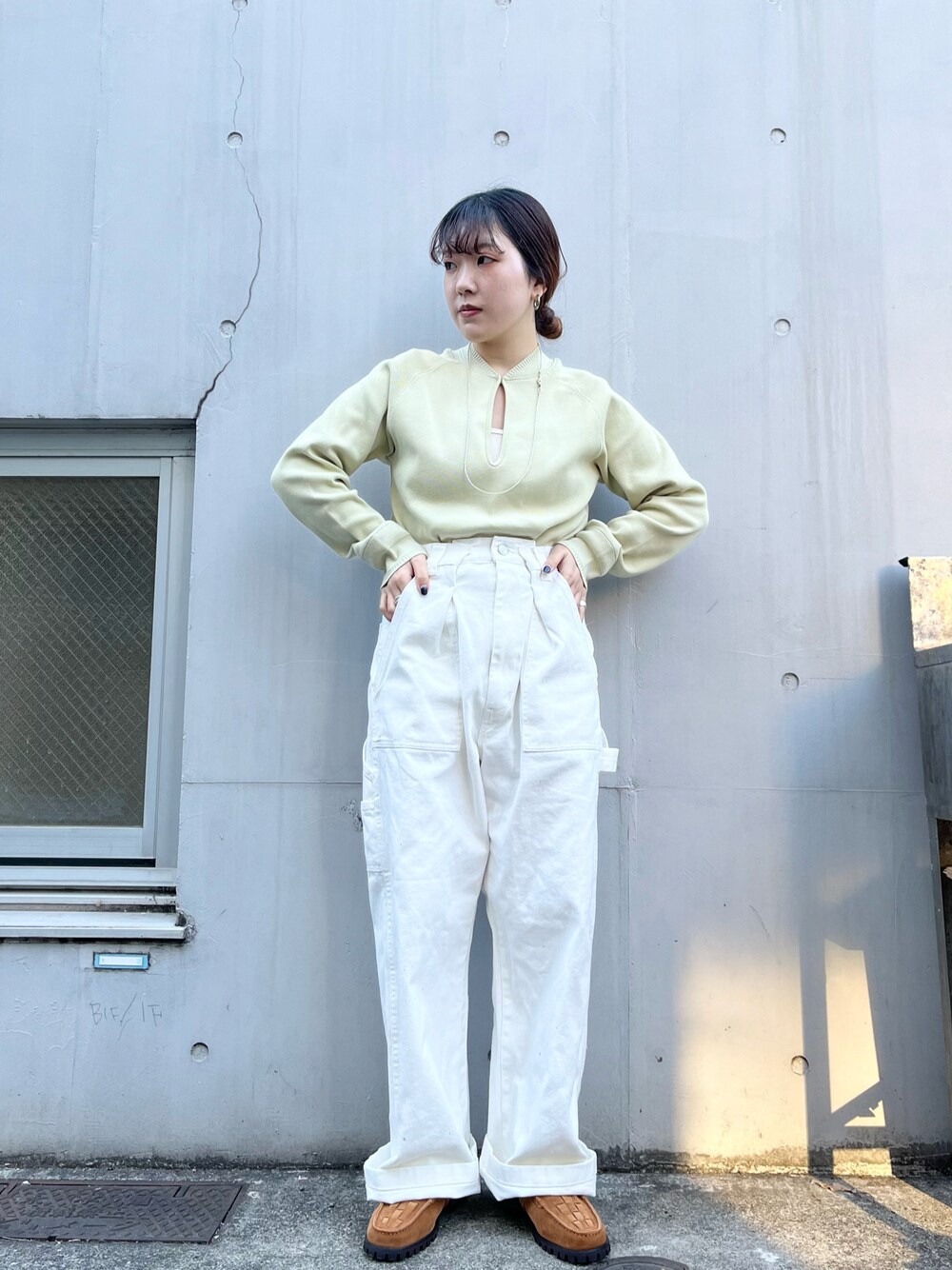 「KBF、春服、春カラー、ホワイトパンツ、デニム、ペインターパンツ、低身長、キーネック」｜「KBFのキーホールリブトップス（Tシャツ/カットソー、グリーン系）」を使った、sasaさん（レディース・153cm）の冬コーディネートの1枚目の写真