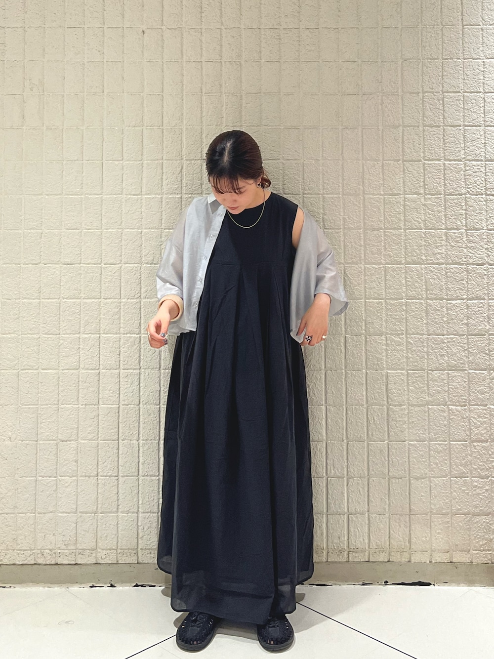 「KBF、kbf_ootd、ワンピース、シャツ、ノースリーブワンピース、低身長」｜「KBFのボックスプリーツノースリーブワンピース（ワンピース、ブラック系）」を使った、sasaさん（レディース・153cm）の夏コーディネートの1枚目の写真