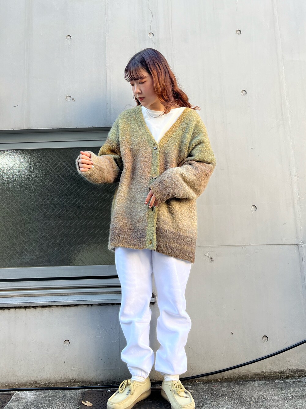 「KBF、kbf_ootd、カーディカン、グラデーションニット、オーバーサイズ、低身長、スウエットパンツ」｜「KBFのアシメネックカットソー（Tシャツ/カットソー、ホワイト系）」を使った、sasaさん（レディース・153cm）の秋コーディネートの1枚目の写真