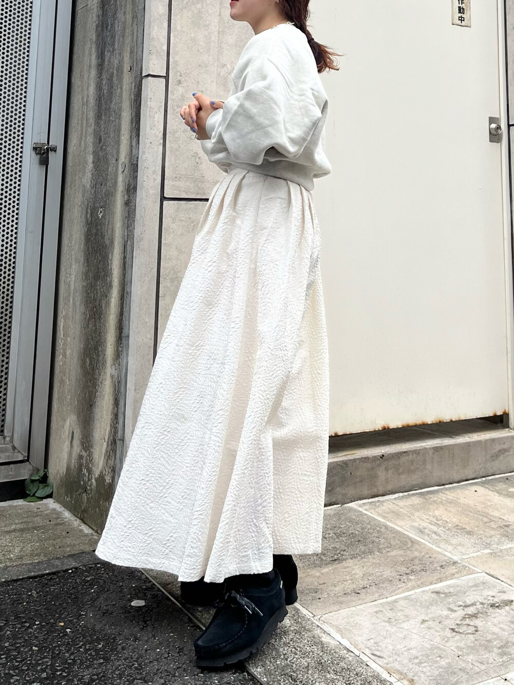 「KBF、kbf_ootd、ジャガード、スウェット、ショート丈、低身長、クラークス、ワラビー、秋服」｜「KBFのラグランスリーブコンパクトスウェット（スウェット、グレー系）」を使った、sasaさん（レディース・153cm）の秋コーディネートの1枚目の写真