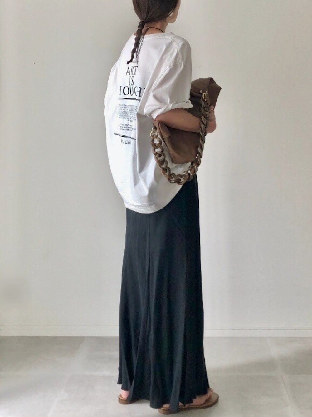 「休日スタイル、ビッグT、白Tシャツ、マーメイドスカート、ショルダーバッグ、サンダル、チョーカー、モノトーン、ラフ、スカートスタイル、夏コーデ」｜「AP STUDIOの《追加2》フィブリルキュプラスカート（スカート、ブラック系）」を使った、B.さん（レディース・167cm）の夏コーディネートの1枚目の写真