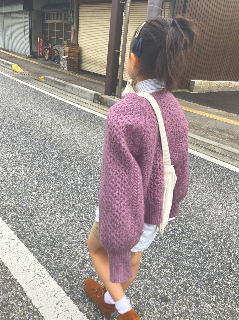 「休日スタイル、キッズコーデ、秋コーデ、キッズファッション、おんなのこ、秋冬コーデ、おしゃれさんと繋がりたい、小学生」｜「URBAN RESEARCHのアイテム（ニット/セーター、パープル系）」を使った、eimieさん（キッズ・126cm）の秋コーディネートの1枚目の写真