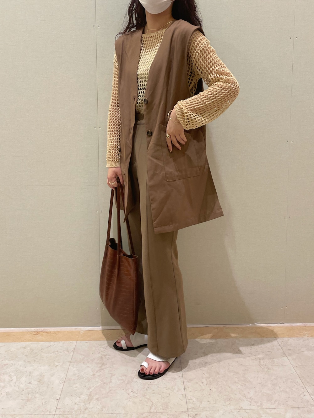 「エミレ、eim、メッシュトップス、ootd、あみあみ、ジレベスト、ベスト、淡色コーデ、ベージュ、ベージュコーデ、春夏コーデ、キレイめ、高身長女子、高身長コーデ、ジレ」｜「DISCOATのノーカラージレ（ベスト、ブラウン系）」を使った、ｓａｙｕｋｉさん（レディース・167cm）の春コーディネートの1枚目の写真