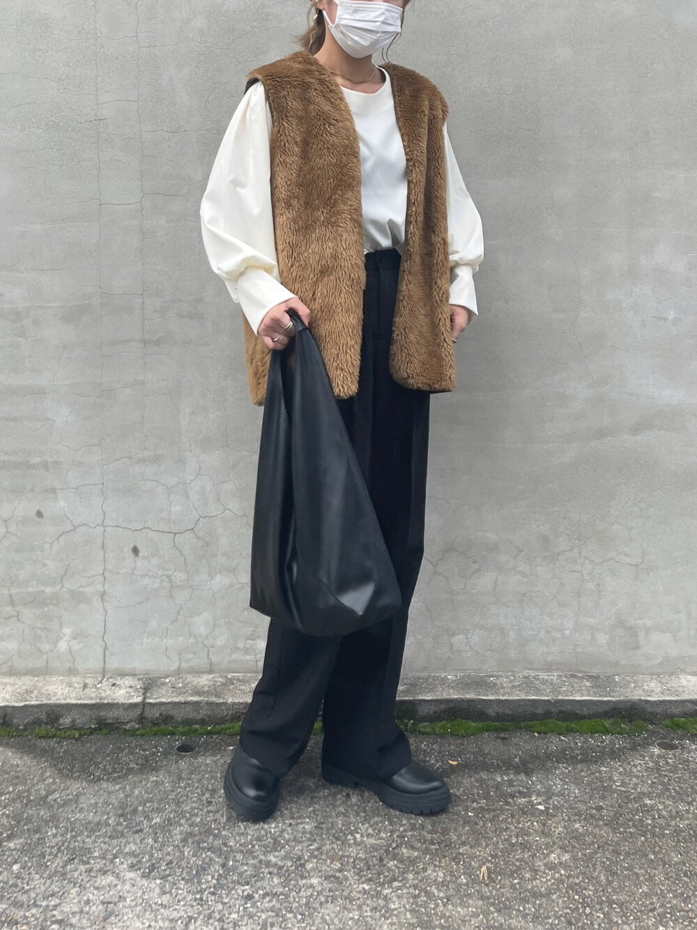「大人コーデ、大人カジュアル、ファーベスト、高身長女子、高身長コーデ、nugu、レザーバッグ、おでかけコーデ、シンプルスタイル、パンツスタイル、ブーツ、ブラウス、シンプル、プチプラコーデ、プチプラ」｜「FREAK'S STOREのファーベスト（ベスト、ブラウン系）」を使った、ｓａｙｕｋｉさん（レディース・166cm）の冬コーディネートの1枚目の写真