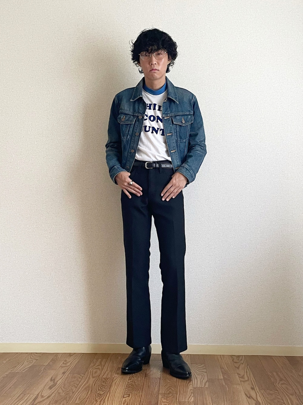 「70'sコーデ、ナード、リンガーTシャツ、デニムジャケット、フレアパンツ、ヒールブーツ」｜「WranglerのWrangler ラングラー DRESS JEAN ランチャー ドレスジーンズ フレアパンツ（デニムパンツ、ブラック系）」を使った、takutoさん（メンズ・171cm）の秋コーディネートの1枚目の写真