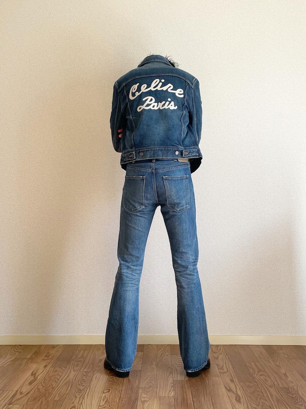 「デニム、デニムジャケット、デニムパンツ、セットアップ、フレアパンツ、フレアデニム、70'sコーデ、レトロ」｜「CELINEのアイテム（デニムジャケット、ブルー系）」を使った、takutoさん（メンズ・171cm）の冬コーディネートの1枚目の写真