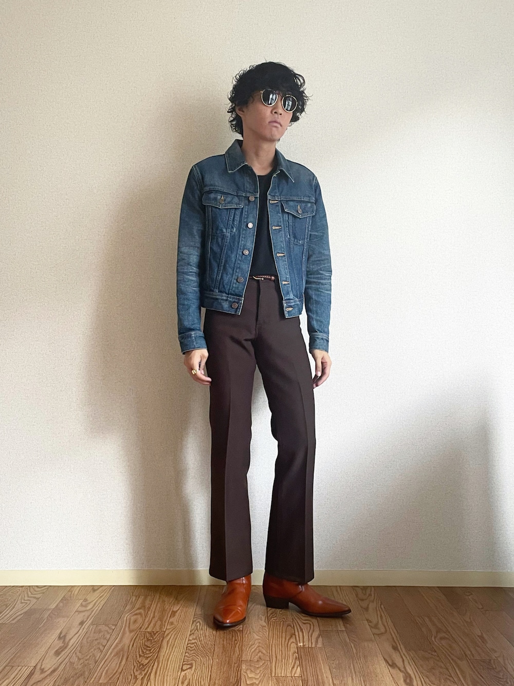 「70'sコーデ、デニムジャケット、デニム、フレアパンツ、ラングラー、ヒールブーツ、ブラウン、秋コーデ、サングラス、デニムパンツ」｜「CELINEのアイテム（デニムジャケット、ブルー系）」を使った、takutoさん（メンズ・171cm）の秋コーディネートの1枚目の写真