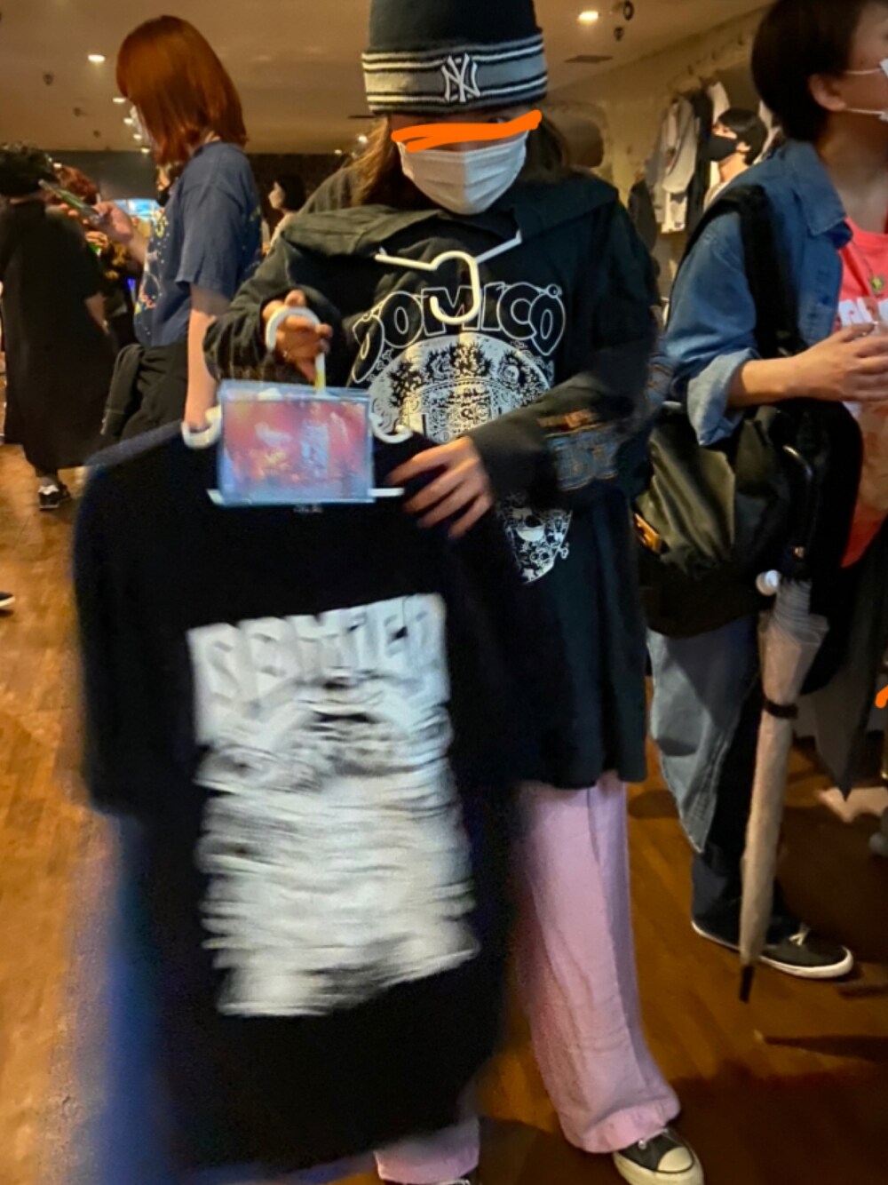 「初夏コーデ、ゆるコーデ、古着、ドミコ」｜「ドミコのアイテム（Tシャツ/カットソー、ブラック系）」を使った、まーーさん（レディース・159cm）の春コーディネートの1枚目の写真
