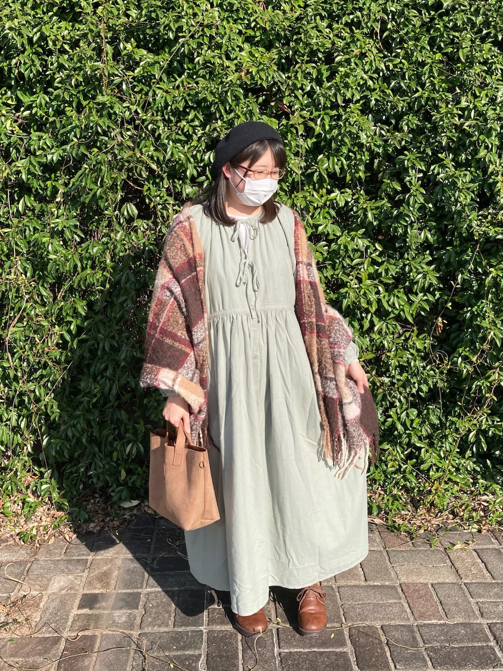 グリーン系のワンピース、ブラウン系のストール/ショールを着用したレディースの秋コーディネートの1枚目の写真