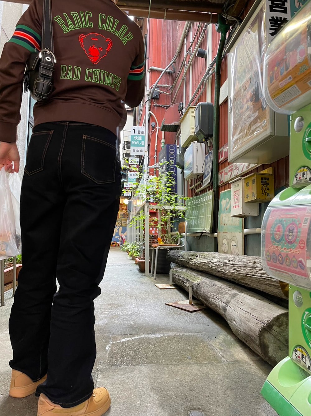「休日コーデ、ストリート、フレアパンツ、ジャージ、NIKE、AIR FORCE 1、COACH、ハンドバッグ、お洒落さんとつながりたい、おでかけコーデ、デニムパンツ、ストリートMIX、ストリートファッション」｜「NIKEのNIKE AIR FORCE 1 07 WB CJ9179-200（スニーカー、ブラウン系）」を使った、みさん（レディース・157cm）の春コーディネートの1枚目の写真