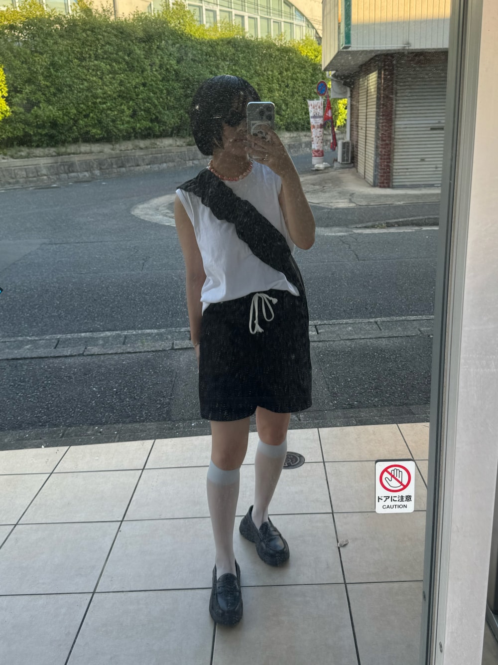 「AKIKOAOKIのAKIKOAOKI /アキコアオキ/別注Regulated Gravity-faux leather/MEN/ローファー（ローファー、ブラック系）」を使った、成美　さん（レディース・156cm）の夏コーディネートの1枚目の写真