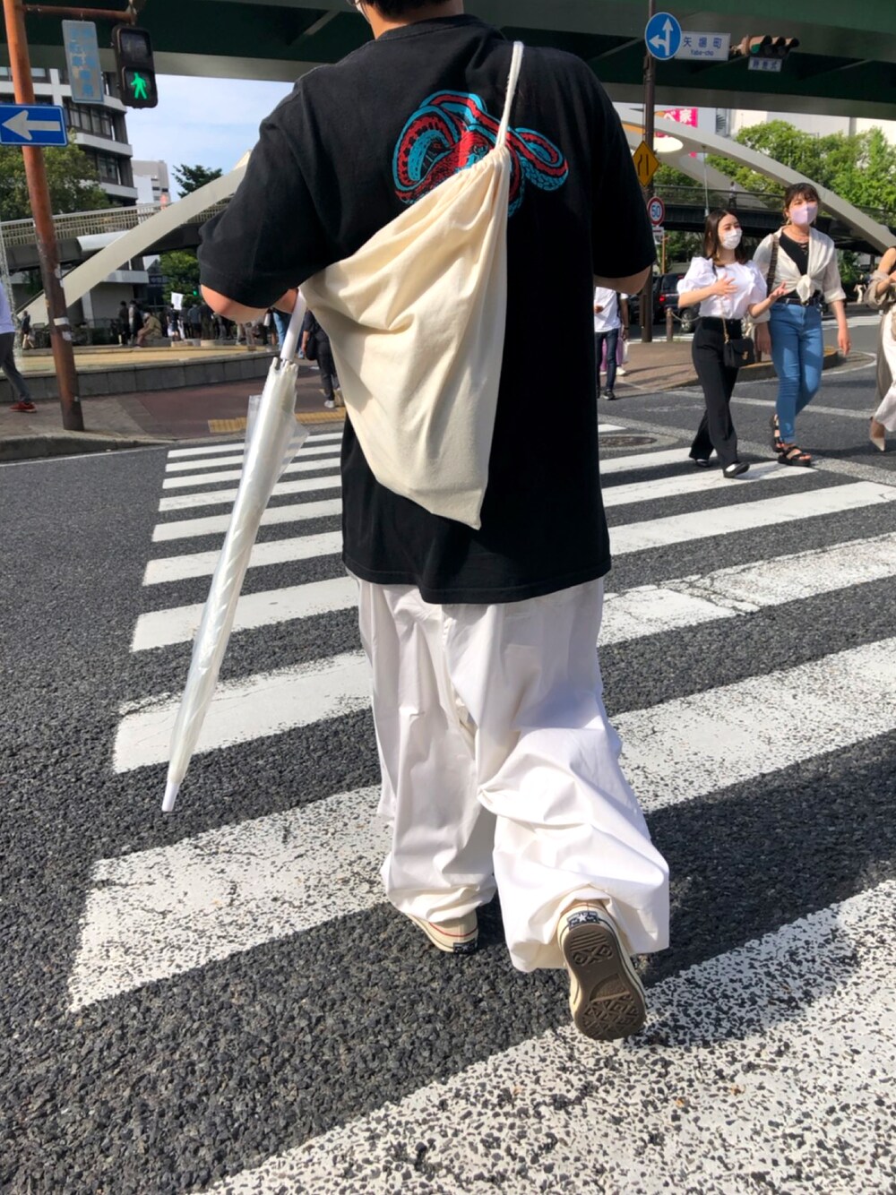 「軍パン、シンプル、オーバーサイズ」｜「at.のアイテム（ショルダーバッグ、ベージュ系）」を使った、えんがわさん（メンズ・168cm）の秋コーディネートの1枚目の写真