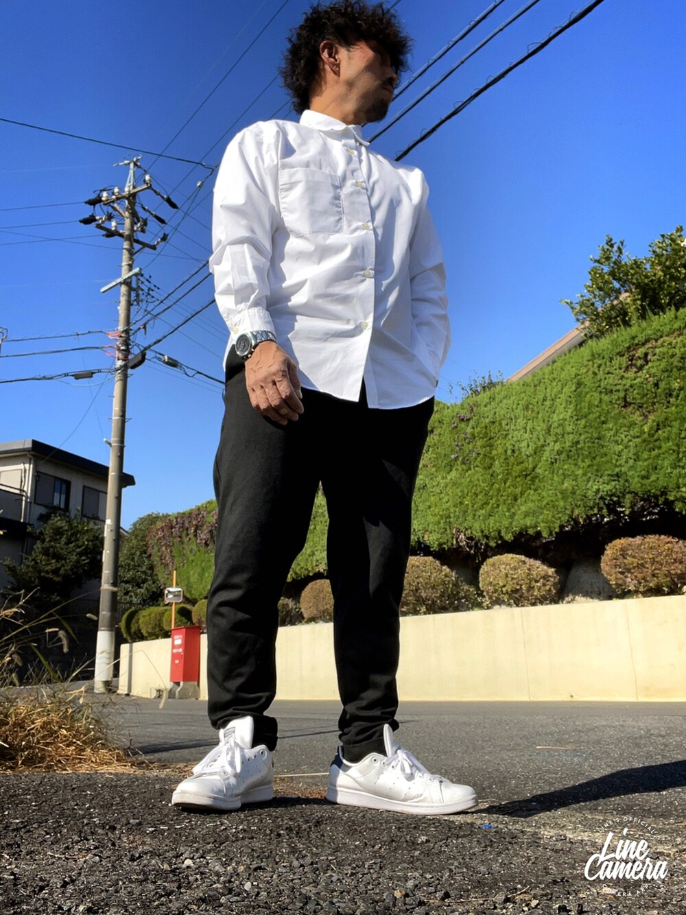 「秋コーデ、スニーカー、休日スタイル、プチプラ、UNIQLO、大人カジュアル、ブラック、シャツスタイル、シロシャツ、パーマ」｜「UNIQLOのエクストラファインコットンブロードシャツ（ボタンダウン・長袖）（シャツ/ブラウス、ホワイト系）」を使った、R-1さん（メンズ・163cm）の秋コーディネートの1枚目の写真