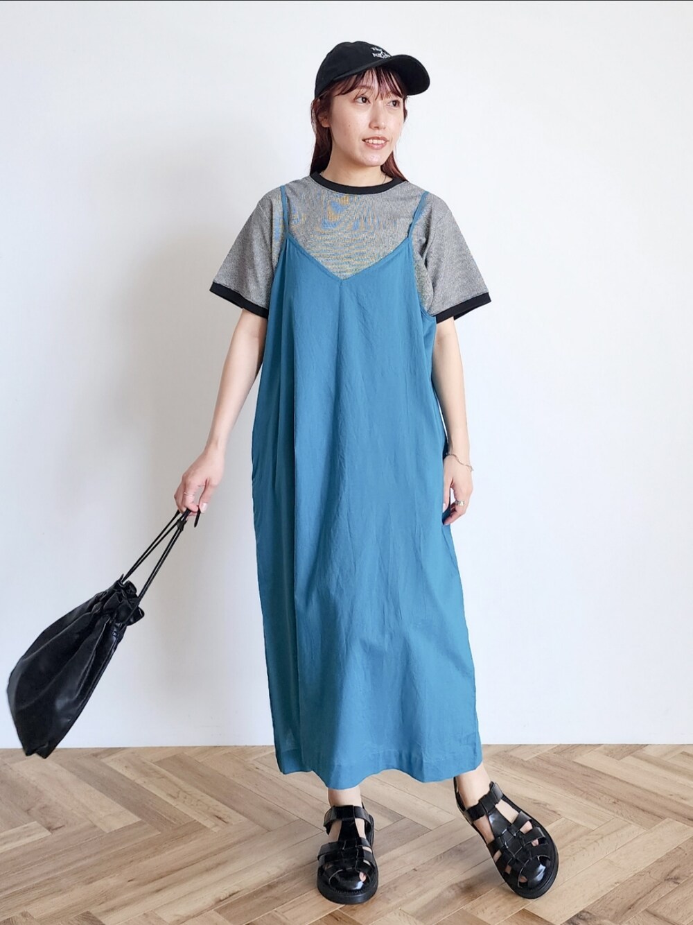 「キャップ、Tシャツ、お出かけコーデ、夏コーデ、カジュアルコーデ、キャミワンピ、オトナカジュアル、グルカサンダル、ワンピースコーデ、夏服コーデ」｜「SLURRのNYCコラボレーションCAP（キャップ、ブラック系）」を使った、manaCAさん（レディース・151cm）の夏コーディネートの1枚目の写真