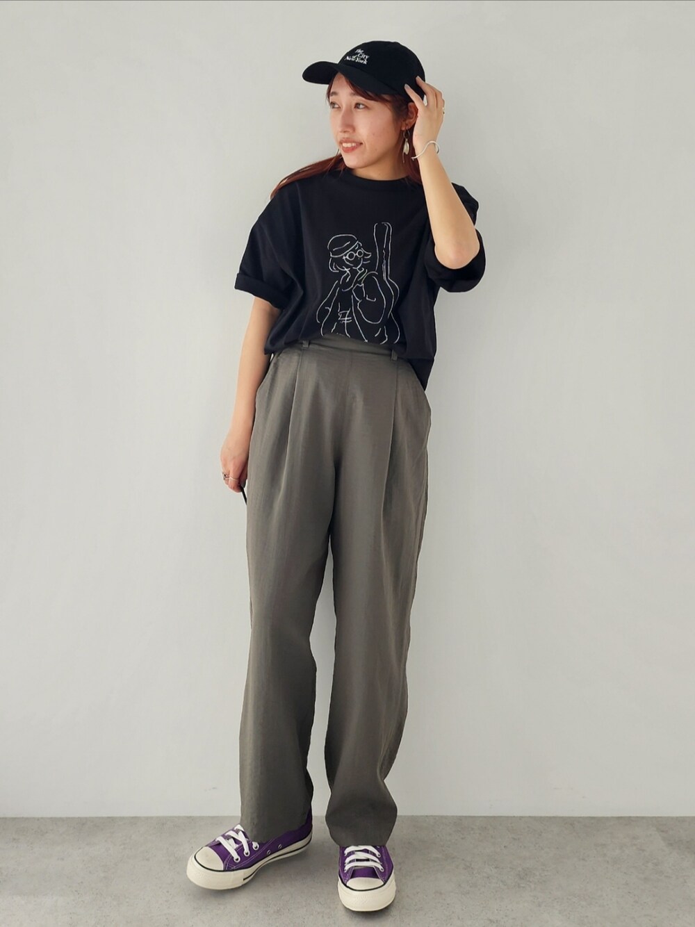 「Tシャツ、大人カジュアル、休日スタイル、休日コーデ、プリントT、シンプルコーデ、楽チンコーデ、夏コーデ、夏服コーデ、夏だ！Tシャツ着よう！」｜「CRAFT STANDARD BOUTIQUEのGUITAR 女子 DRAWING TEE（Tシャツ/カットソー、ブラック系）」を使った、manaCAさん（レディース・151cm）の夏コーディネートの1枚目の写真