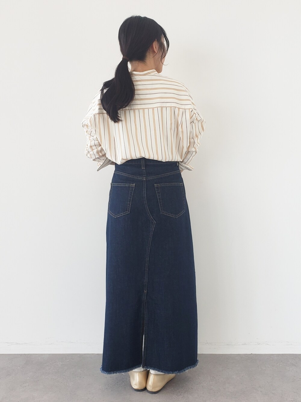 「デニム、Aラインスカート、デニムスカート、大人カジュアル、バレエシューズ、ストライプシャツ、タックイン、シャツスタイル、低身長、バンドカラーシャツ」｜「CRAFT STANDARD BOUTIQUEのリングドットノーカラーカーディガン　＊（カーディガン/ボレロ、ベージュ系）」を使った、manaCAさん（レディース・151cm）の冬コーディネートの5枚目の写真