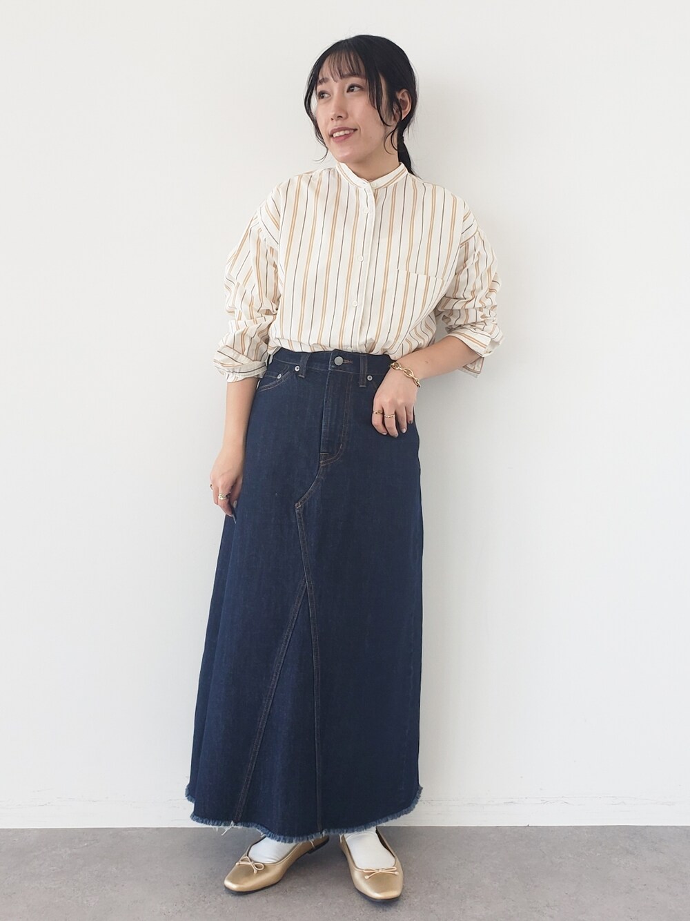 「デニム、Aラインスカート、デニムスカート、大人カジュアル、バレエシューズ、ストライプシャツ、タックイン、シャツスタイル、低身長、バンドカラーシャツ」｜「CRAFT STANDARD BOUTIQUEのリングドットノーカラーカーディガン　＊（カーディガン/ボレロ、ベージュ系）」を使った、manaCAさん（レディース・151cm）の冬コーディネートの3枚目の写真