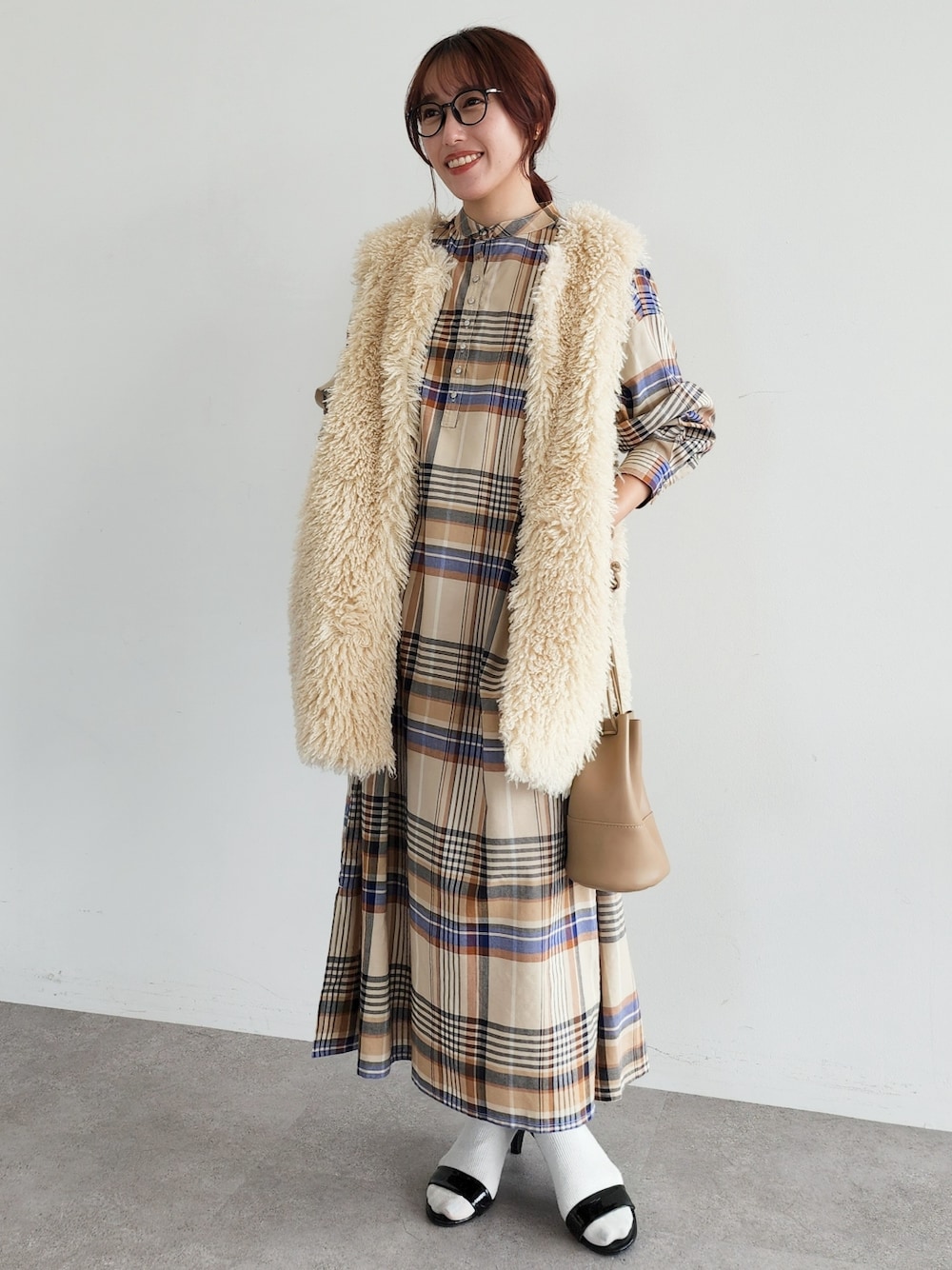 「ワンピース、秋のコーデ、ベスト、大人カジュアル、ファーベスト、チェックワンピース、低身長」｜「CRAFT STANDARD BOUTIQUEのポケ付きファーベスト　＊◆（ベスト、ベージュ系）」を使った、manaCAさん（レディース・151cm）の秋コーディネートの1枚目の写真
