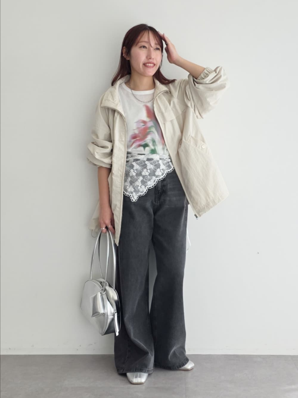 ベージュ系のブルゾン、レッド系のTシャツ/カットソー、グレー系のデニムパンツを着用したレディースの春コーディネートの1枚目の写真