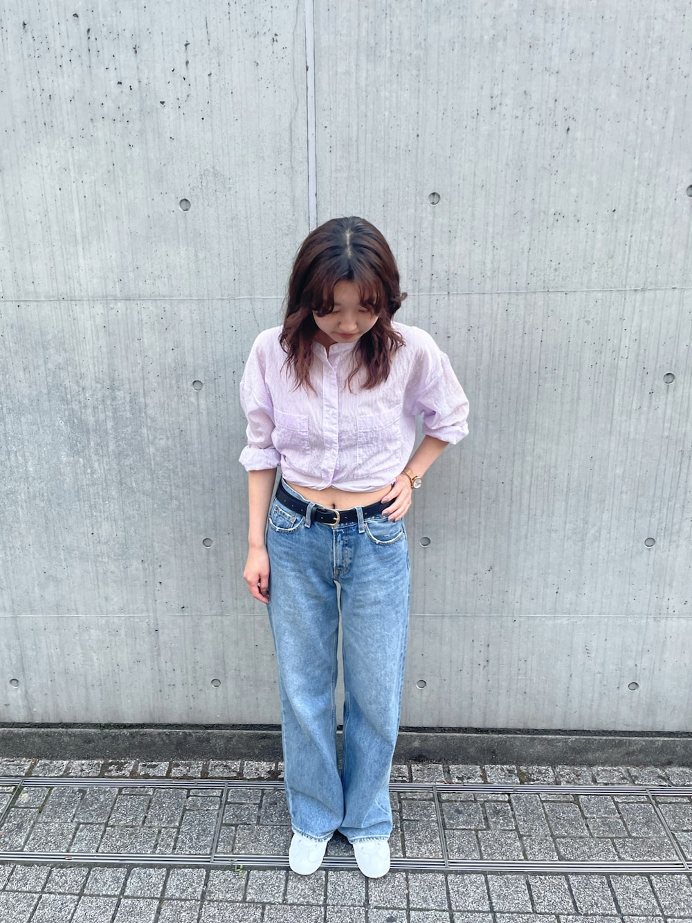 「色物コーデ、デニムパンツ、デニム、シャツ、シャツコーデ、パーマ、パーマ女子、オニツカタイガー、シンプル、シンプルコーデ」｜「MOUSSYのアイテム（デニムパンツ、ブルー系）」を使った、もえまるぴいさん（レディース・159cm）の秋コーディネートの1枚目の写真