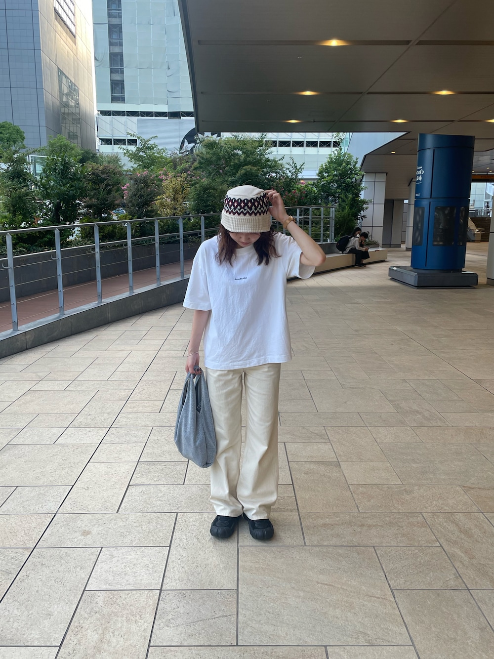 「カジュアルコーデ、シンプルスタイル、帽子コーデ、ホワイトコーデ、Tシャツ、パーマ、パーマ女子」｜「BEAMSのアイテム（ニットキャップ/ビーニー、ホワイト系）」を使った、もえまるぴいさん（レディース・159cm）の秋コーディネートの1枚目の写真