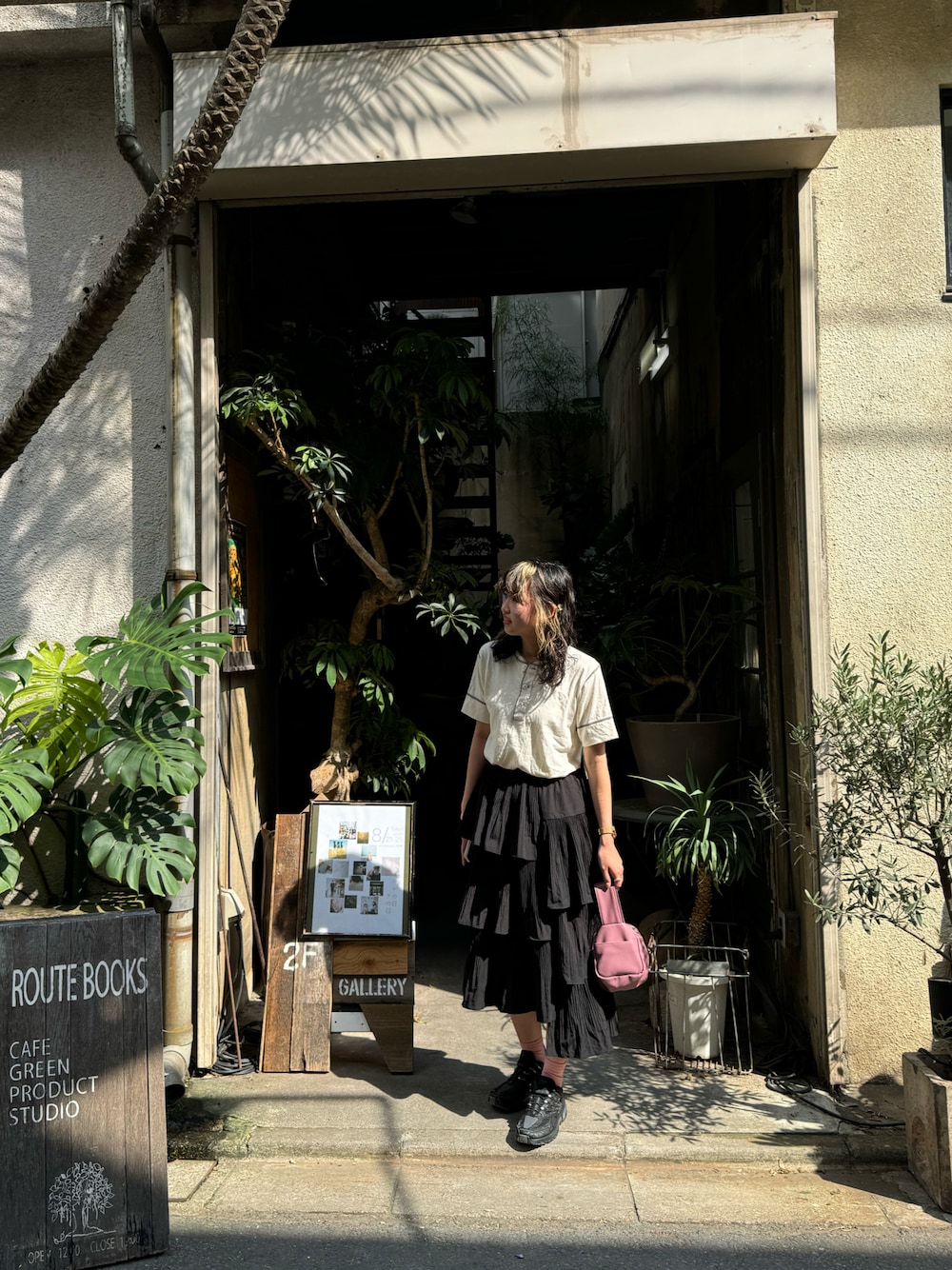 「ピンク、シンプルスタイル、スニーカー、ootd、休日スタイル、オトナカジュアル、スニーカーコーデ、スカートコーデ、シンプルコーデ、パーマ、シャツコーデ、夏、カジュアル、色物、色物コーデ」｜「BEAMSのアイテム（トップス、ホワイト系）」を使った、もえまるぴいさん（レディース・160cm）の夏コーディネートの1枚目の写真