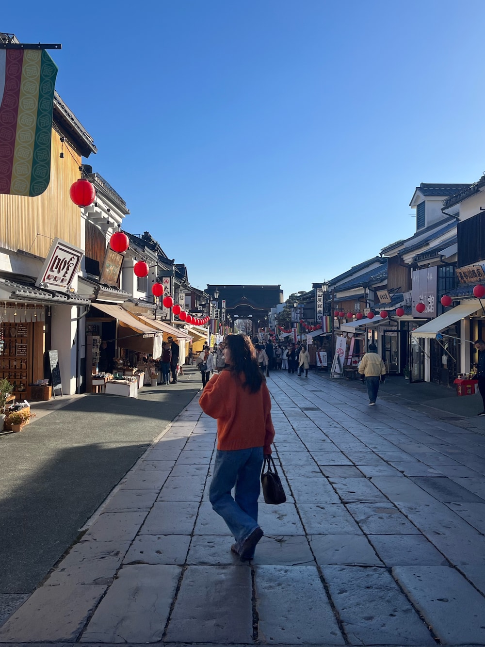 「冬を彩る色いろコーデ、カジュアルコーデ、休日スタイル、シンプルスタイル、ootd、パーマ、パーマ女子、オレンジ、オレンジニット、おしゃれさんと繋がりたい、デニム、ニット、オトナカジュアル、スニーカー、デニムコーデ」｜「Ungridのアイテム（ニット/セーター、オレンジ系）」を使った、もえまるぴいさん（レディース・160cm）の冬コーディネートの1枚目の写真