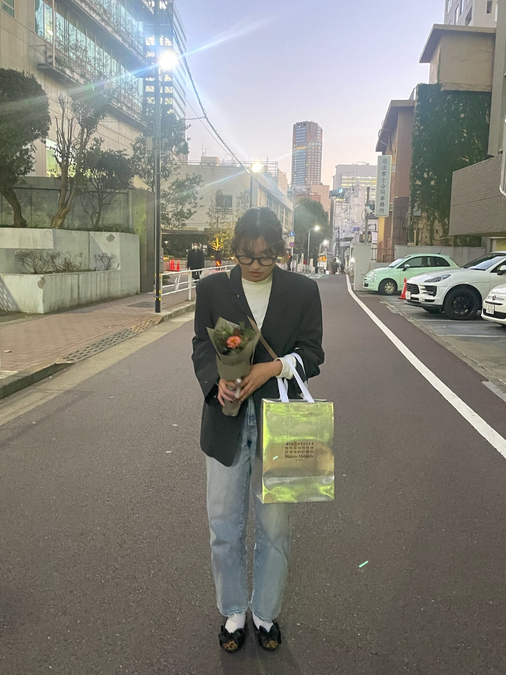 「シンプルコーデ、休日スタイル、デニム、ジャケットコーデ、バレエシューズ、お花、メガネ、パーマ女子、パーマ、キレイめ、きれいめカジュアル、テーラードジャケット、おしゃれさんと繋がりたい、オトナカジュアル、ootd」｜「LILY BROWNのアイテム（テーラードジャケット、グレー系）」を使った、もえまるぴいさん（レディース・159cm）の秋コーディネートの1枚目の写真