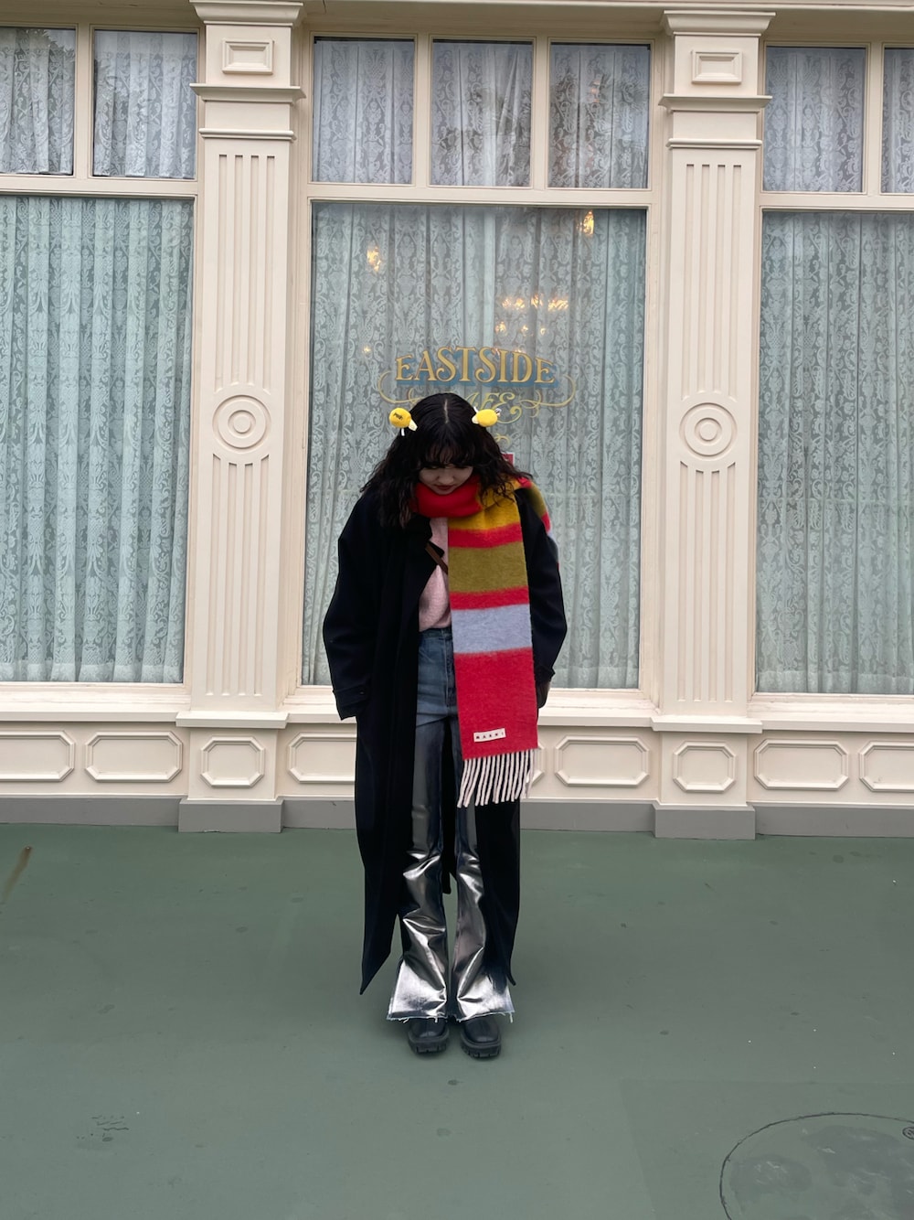 「ディズニーコーデ、マフラーコーデ、ディズニーランド、カジュアルコーデ、パーマ、パーマ女子、黒コート、デニム、ピンクニット、コート、コートスタイル、デニムコーデ、ショートブーツ、ぷーさん」｜「MARNIのSCARF/ボーダーマフラー（マフラー、レッド系）」を使った、もえまるぴいさん（レディース・159cm）の冬コーディネートの1枚目の写真