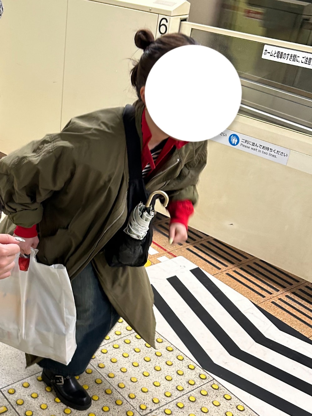 「赤×カーキ、FRED PERRY、デニムスカート、モッズコート」｜「WHIMSICの【UNISEX】MULTI-FUNCTION FIELDCOAT&FURVEST/マルチアウター/アーミーコート/インナーベスト（その他アウター、グリーン系）」を使った、あんさん（レディース・154cm）の春コーディネートの1枚目の写真