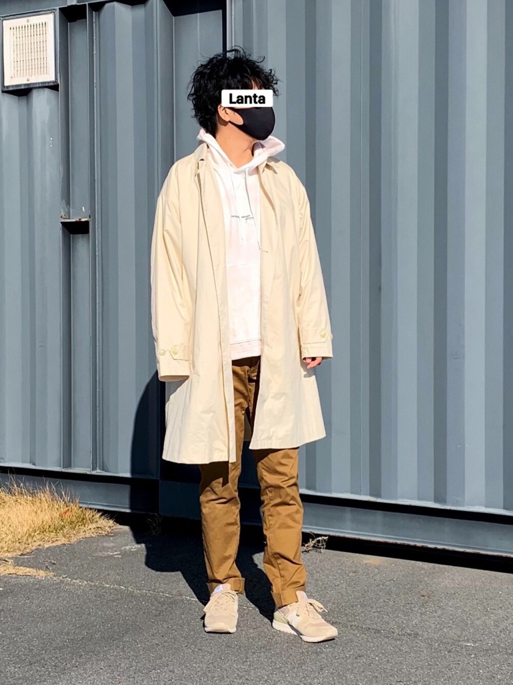 「ステンカラーコート、New Balance、GAP、GU コーデ、カジュアル」｜「GUのアイテム（パーカー、ホワイト系）」を使った、Lantaさん（メンズ・174cm）の冬コーディネートの1枚目の写真