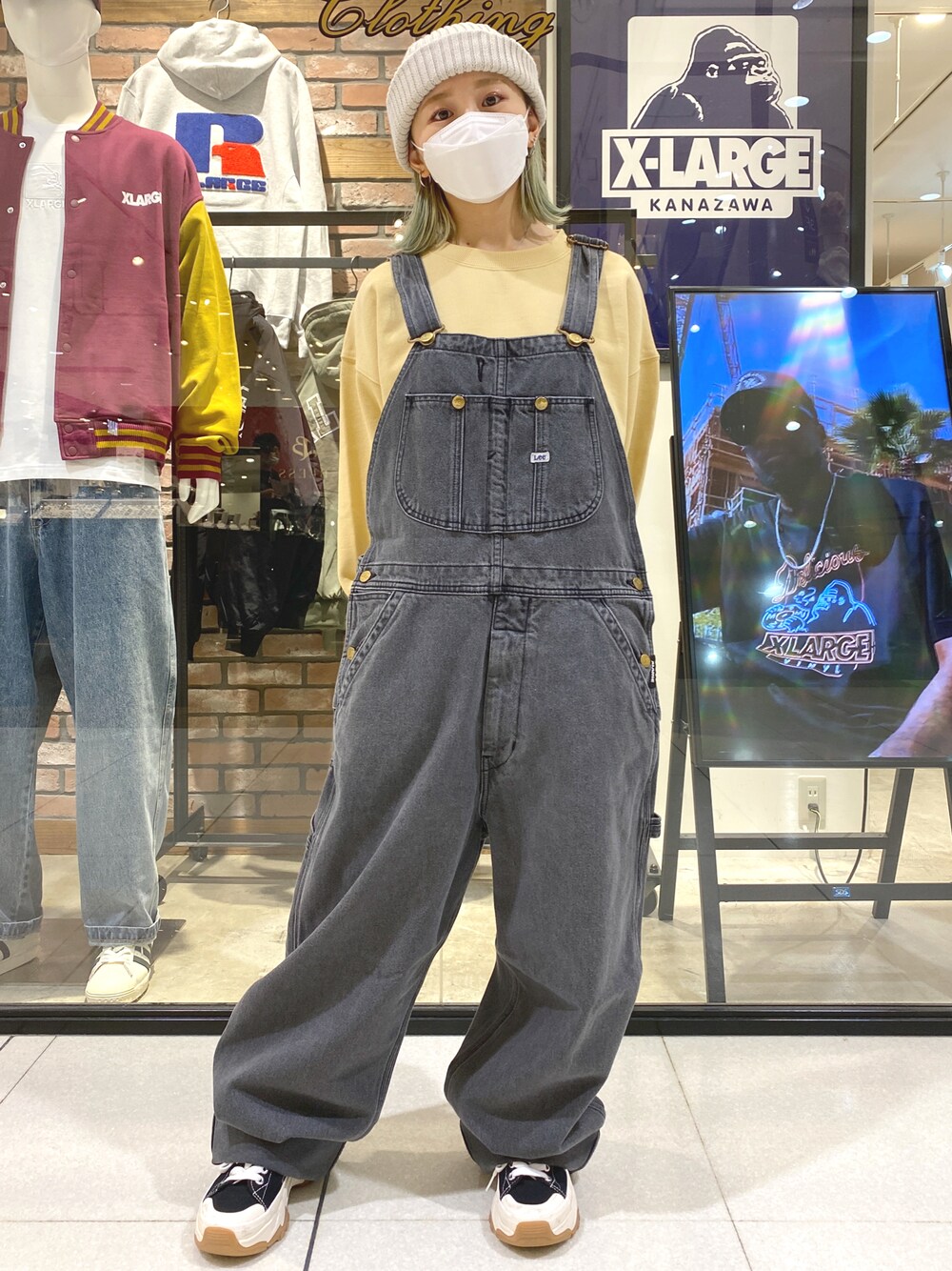 「だから秋服が好き、メンズライク、ストリート」｜「XLARGEのSTANDARD LOGO PATCHED CREW NECK SWEAT（スウェット、ベージュ系）」を使った、みっちゃんさん（レディース・144cm）の秋コーディネートの1枚目の写真
