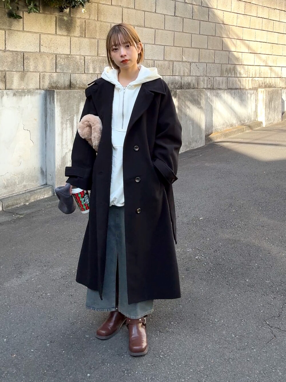 「おでかけコーデ、クリスマスに着たい服、カジュアルコーデ、ロングコート、骨格ストレート」｜「tiptopの【選べる2デザイン】裏毛アノラックBIGパーカー（パーカー、ホワイト系）」を使った、おまりさん（骨格ストレート・レディース・150cm）の冬コーディネートの1枚目の写真