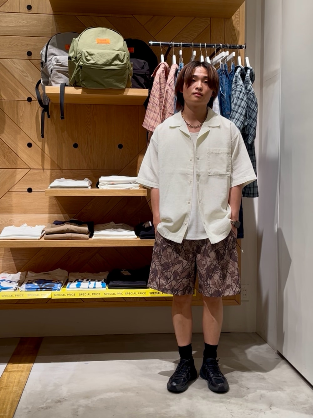 「夏コーデ、シンプルスタイル、おしゃれさんと繋がりたい、休日スタイル、いいね、save、フォローお願いします🤑、お出かけコーデ、モノトーンコーデ、ラフコーデ、夏ファッション、リラックススタイル、大人カジュアル、キレイめカジュアル、柄パンツ、シャツスタイル、BAYFLOW(BAYFLOW)」｜「BAYFLOWの[さらっと羽織れる]ワッフル半袖シャツ（シャツ/ブラウス、ホワイト系）」を使った、ゆーーーとさん（メンズ・173cm）の夏コーディネートの1枚目の写真
