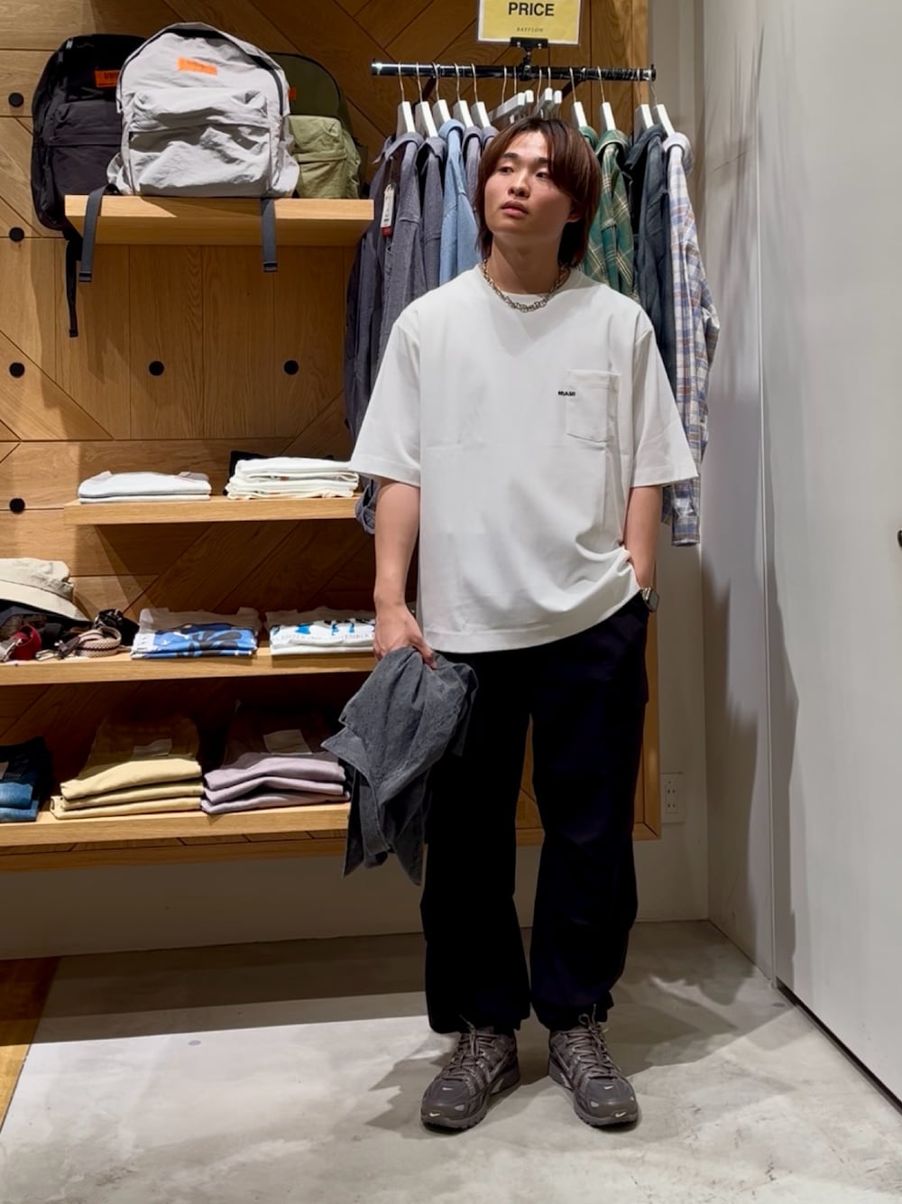 「モノトーン、スポーツミックス、シャツスタイル、白Tシャツ、カジュアルコーデ、シャツ、ストリートコーデ、春夏コーデ、半袖シャツ、大人コーデ、大人カジュアル、カジュアル、シンプルコーデ、NIKE、BAYFLOW(BAYFLOW)」｜「BAYFLOWの［シルキーなタッチ感］シルケットワンポイントTシャツ（Tシャツ/カットソー、ホワイト系）」を使った、ゆーーーとさん（メンズ・173cm）の夏コーディネートの1枚目の写真