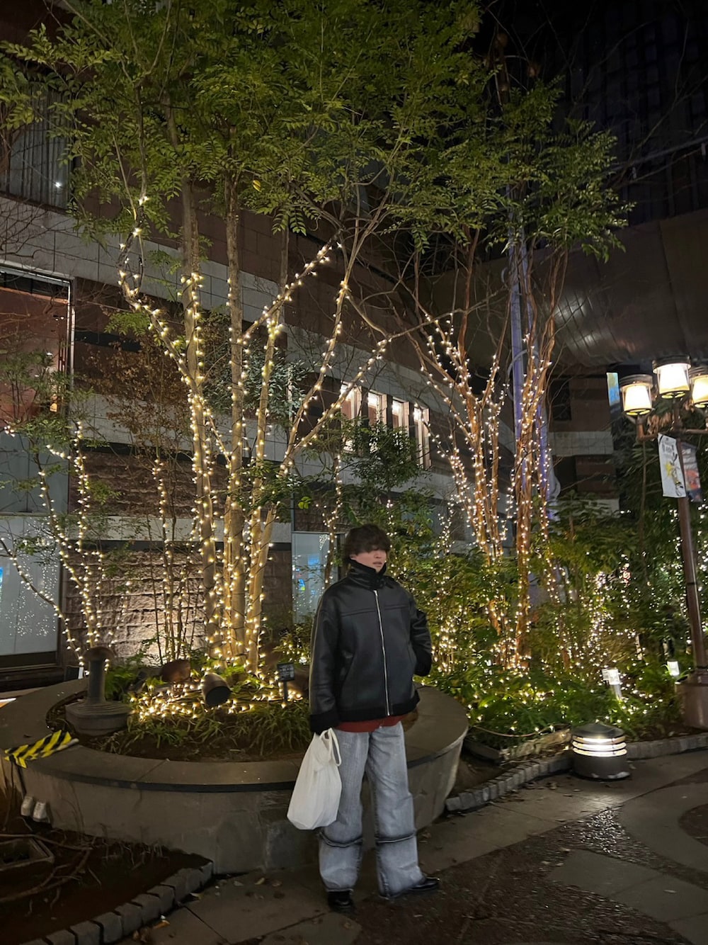 「メンズコーデ、秋冬コーデ、きれいめカジュアル、冬コーデ、カーディガン、ブラックコーデ、デニムパンツ、ファッションの力を信じよう、ファッションを楽しもう、ムートンジャケット、HARE、ヴィンテージ、差し色、黒、オレンジ」｜「HAREのフェイクレザーN3B(HARE)（ミリタリージャケット、ブラック系）」を使った、ゆーーーとさん（メンズ・173cm）の冬コーディネートの1枚目の写真