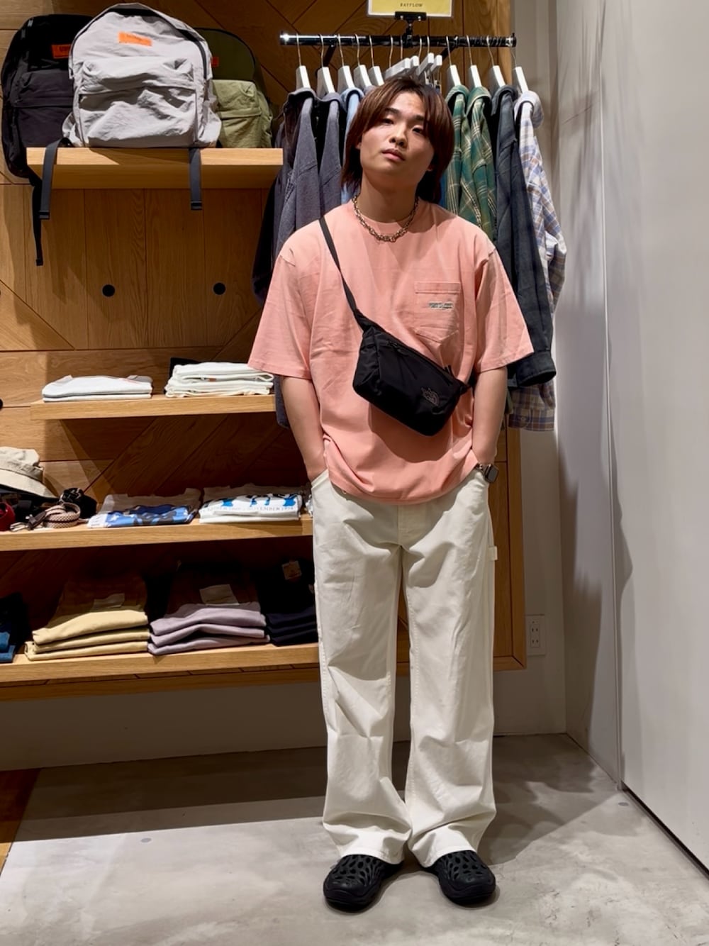 「ワイドパンツ、夏コーデ、初夏コーデ、お洒落さんとつながりたい、大人コーデ、夏服コーデ、メンズファッション、ラクチンコーデ、ゆるコーデ、オトナカジュアル、BAYFLOW(BAYFLOW)、ノースフェイス、merrell、サンダル、ピンク」｜「BAYFLOWの［ナチュラルなフェード感］スノーワンポイント刺繍Tシャツ（Tシャツ/カットソー、ピンク系）」を使った、ゆーーーとさん（メンズ・173cm）の春コーディネートの1枚目の写真
