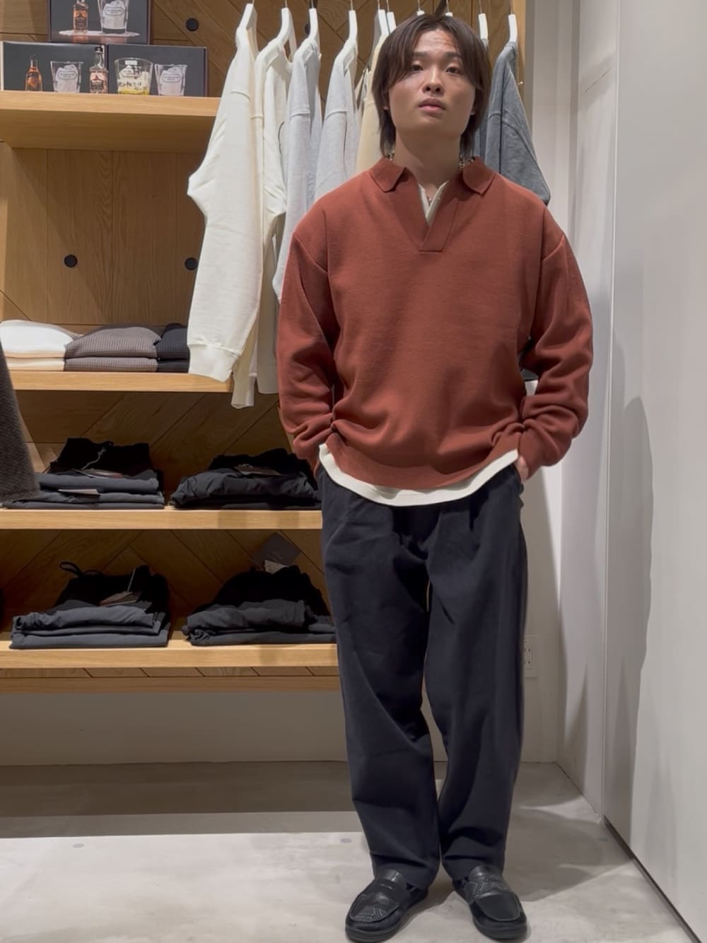 ブラウン系のポロシャツ、ホワイト系のTシャツ/カットソー、ブルー系のその他パンツを着用したメンズの秋コーディネートの1枚目の写真