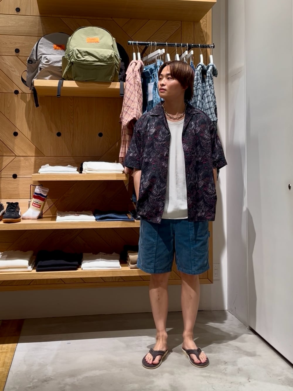 「柄シャツ、夏コーデ、大人コーデ、リラックススタイル、シルバーアクセサリー、オトナカジュアル、ゆるコーデ、タンクトップ、カジュアル、ショートパンツ、コーデュロイ、サンダル、大人カジュアル、BAYFLOW(BAYFLOW)、開襟シャツ」｜「BAYFLOWの[夏でも羽織りやすい]レトロパターン半袖柄シャツ（シャツ/ブラウス、ブラック系）」を使った、ゆーーーとさん（メンズ・173cm）の夏コーディネートの1枚目の写真