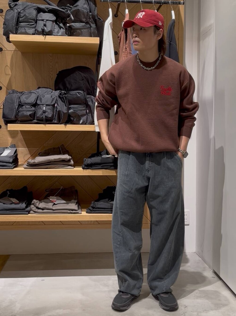 ブラック系のTシャツ/カットソー、グレー系のその他パンツ、ブラウン系のニット/セーターを着用したメンズの秋コーディネートの1枚目の写真