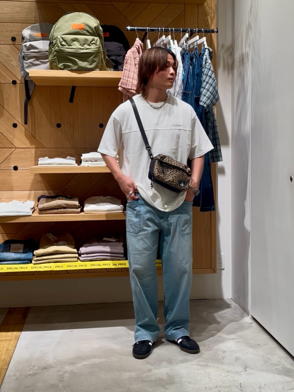 ホワイト系のTシャツ/カットソー、ホワイト系のTシャツ/カットソー、その他のショルダーバッグを着用したメンズの夏コーディネートの1枚目の写真