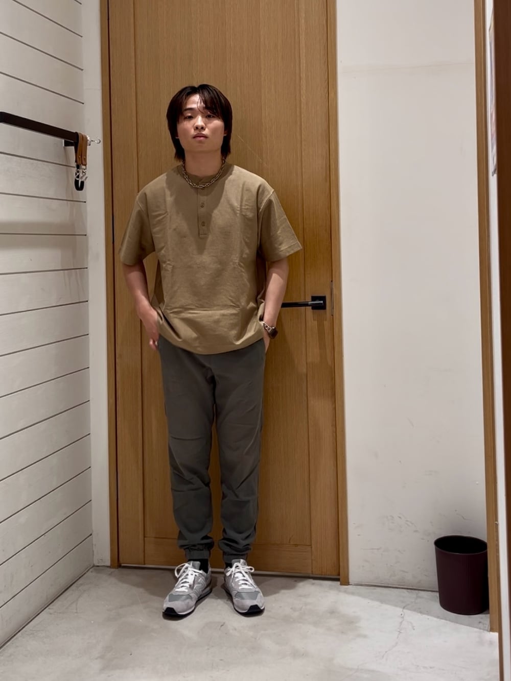 「夏コーデ、おしゃれさんと繋がりたい、シンプルスタイル、休日スタイル、いいね、save、フォローお願いします🤑、お出かけコーデ、春コーデ、無地T、今日のコーデ、リラックススタイル、ゆるコーデ、ヘンリーネック、ジョガーパンツ、BAYFLOW(BAYFLOW)、ニューバランス」｜「BAYFLOWの[USAコットン]ヘビーウェイトヘンリーネック半袖Tシャツ（Tシャツ/カットソー、ベージュ系）」を使った、ゆーーーとさん（メンズ・173cm）の夏コーディネートの1枚目の写真