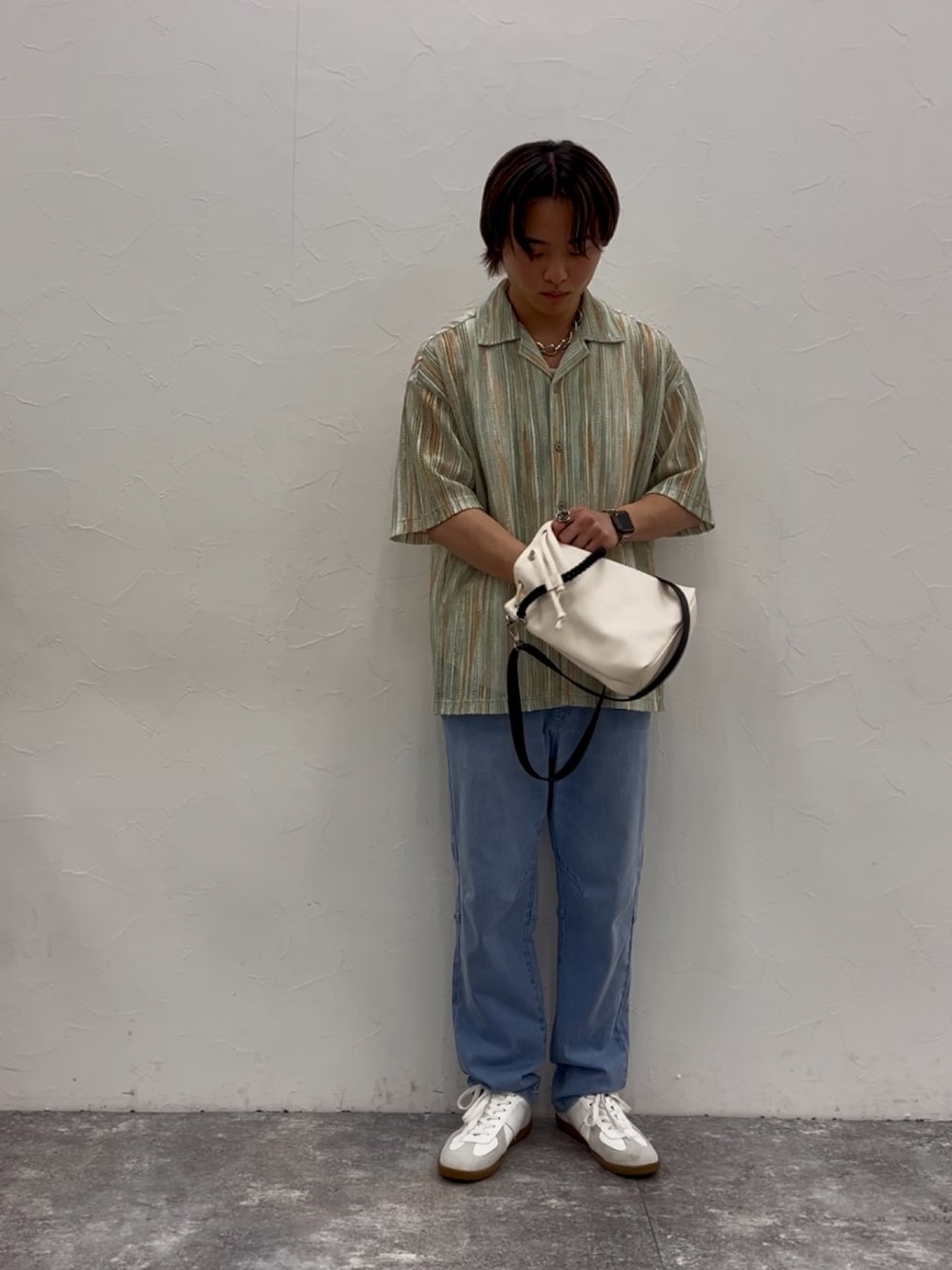 「柄シャツ、シャツスタイル、休日スタイル、ファッションを楽しもう、ラフコーデ、春夏コーデ、お出かけコーデ、デニム、ストライプシャツ、夏服、白バッグ、BAYFLOW(BAYFLOW)、テーパードパンツ、ジャーマントレーナー、スニーカー」｜「BAYFLOWの柄レースオープンカラー半袖シャツ（シャツ/ブラウス、グリーン系）」を使った、ゆーーーとさん（メンズ・173cm）の春コーディネートの1枚目の写真