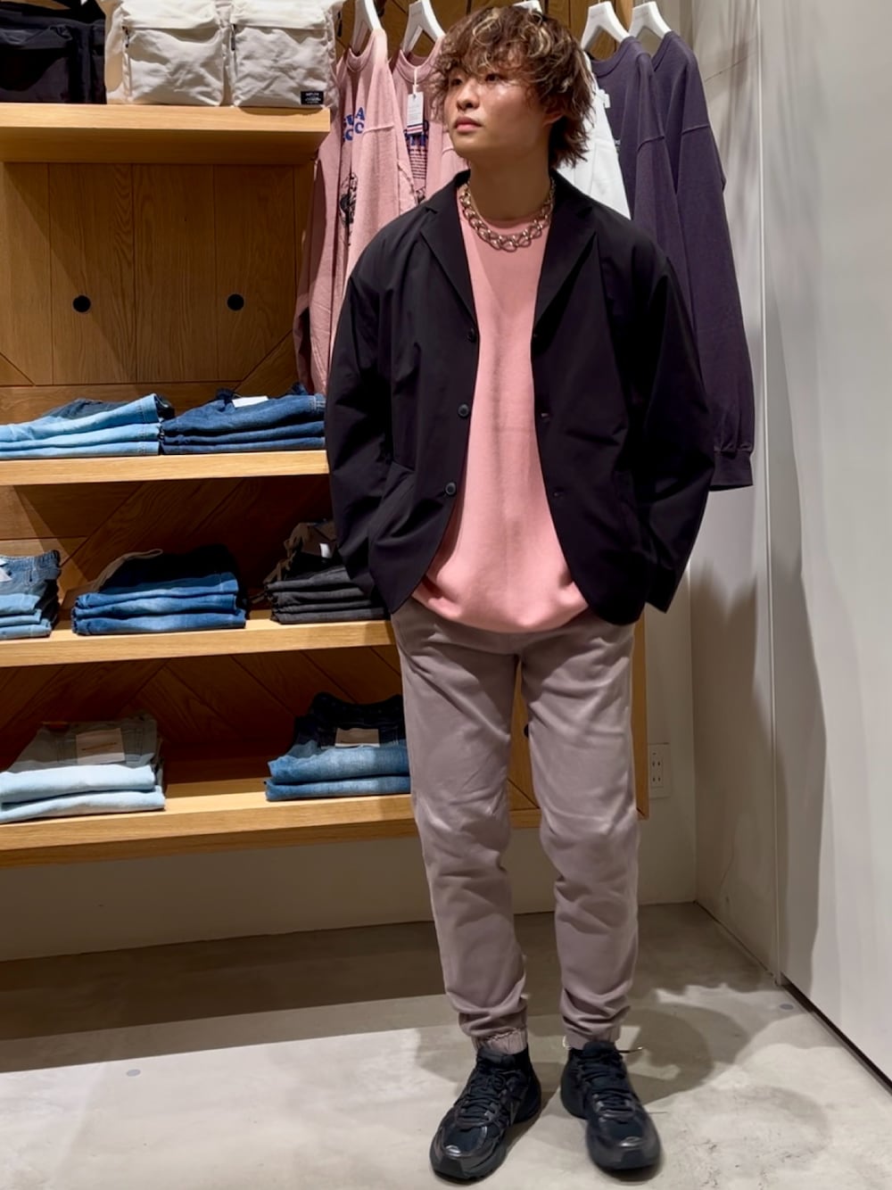 「今日のコーデ、シンプル、おしゃれさんと繋がりたい、カジュアルコーデ、春コーデ、メンズファッション、いいね、save、フォローお願いします🤑、ゆるコーデ、オトナカジュアル、ジャケットスタイル、サマーニット、きれいめカジュアル、BAYFLOW(BAYFLOW)、NIKE、ジョガーパンツ」｜「BAYFLOWの[セットアップ可]UMWワッシャーナイロンジャケット【ストレッチ】（テーラードジャケット、ブラック系）」を使った、ゆーーーとさん（メンズ・173cm）の春コーディネートの1枚目の写真