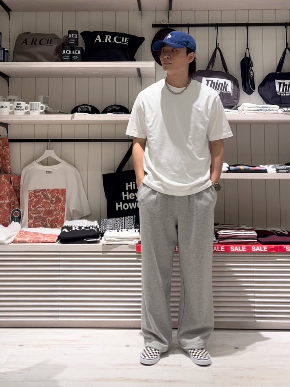 「スポーツミックス、白Tシャツ、夏コーデ、今日のコーデ、大人カジュアル、ラフコーデ、ベーシック/シンプル、シンプルコーデ、カジュアル、Tシャツ、スウェットパンツ、タンクトップ、差し色コーデ、NEW ERA、BAYFLOW(BAYFLOW)」｜「BAYFLOWの[ヴィンテージ感]ピグメント天竺半袖Tシャツ（Tシャツ/カットソー、ホワイト系）」を使った、ゆーーーとさん（メンズ・173cm）の夏コーディネートの1枚目の写真