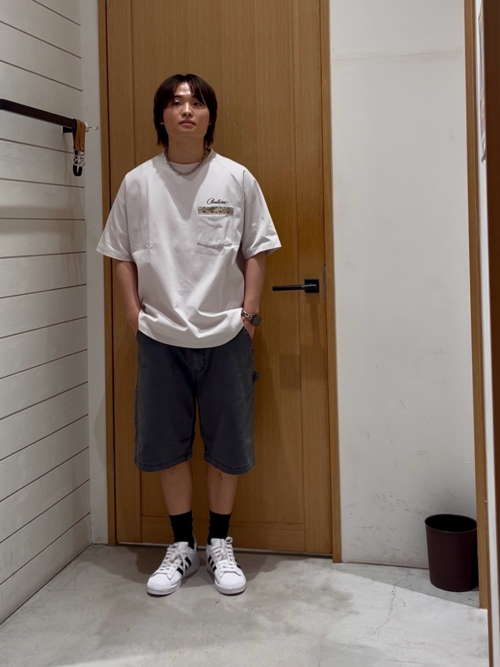 「夏コーデ、白Tシャツ、カジュアルコーデ、休日スタイル、メンズコーデ、ショートパンツ、初夏コーデ、大人ファッション、ストリートMIX、Tシャツ、ハーフパンツ、大人カジュアル、PENDLETON、BAYFLOW(BAYFLOW)、adidas」｜「PENDLETONの【PENDLETON(ペンドルトン)】別注SOLOTEX半袖Tシャツ25SS（Tシャツ/カットソー、ベージュ系）」を使った、ゆーーーとさん（メンズ・173cm）の夏コーディネートの1枚目の写真