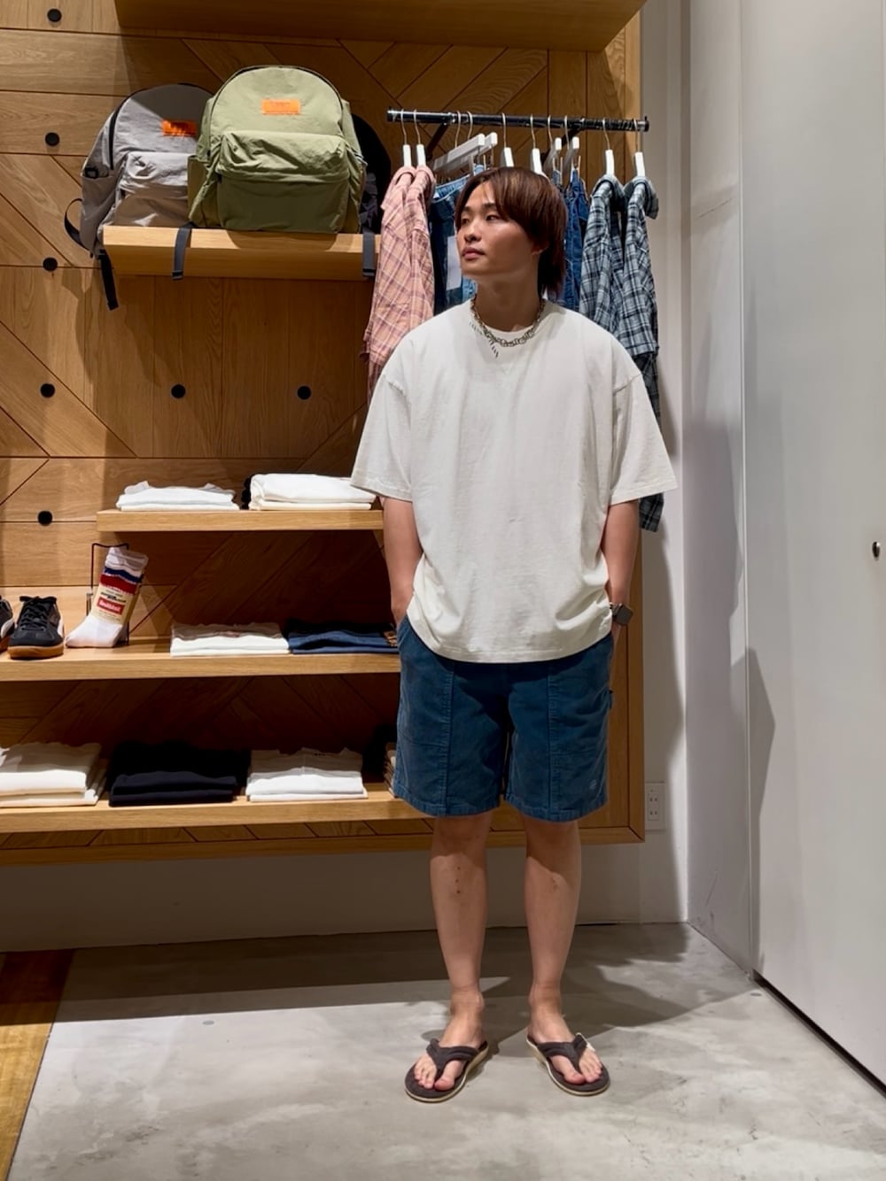 「サンダル、夏コーデ、白Tシャツ、シンプル、オトナカジュアル、お洒落さんとつながりたい、夏服、メンズファッション、リラックススタイル、ラフ、ラフコーデ、シンプルコーデ、Tシャツ、BAYFLOW(BAYFLOW)、ショートパンツ」｜「BAYFLOWのピグメントステッチ半袖Tシャツ（Tシャツ/カットソー、ホワイト系）」を使った、ゆーーーとさん（メンズ・173cm）の夏コーディネートの1枚目の写真