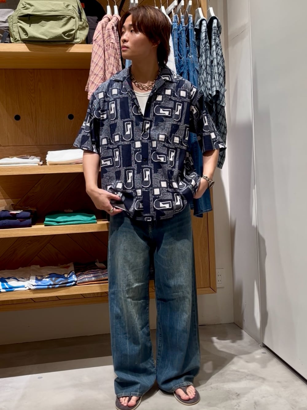 「柄シャツ、夏コーデ、メンズファッション、今日のコーデ、大人カジュアル、ゆるコーデ、休日コーデ、お洒落さんとつながりたい、オトナカジュアル、カジュアル、シャツスタイル、デニム、ワイドパンツ、サンダル、BAYFLOW(BAYFLOW)」｜「BAYFLOWの[レイヤードに最適] ワッフルラウンドタンクトップ（Tシャツ/カットソー、ホワイト系）」を使った、ゆーーーとさん（メンズ・173cm）の夏コーディネートの1枚目の写真