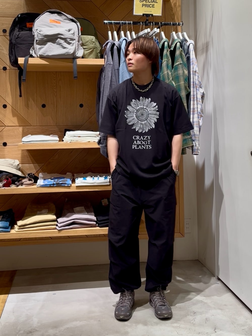 「モノトーン、黒Tシャツ、休日スタイル、オトナカジュアル、シンプルスタイル、ootd、スニーカー、リラックススタイル、カジュアルスタイル、シルバーアクセサリー、今日のコーデ、ラフコーデ、大人カジュアル、BAYFLOW(BAYFLOW)、AMERICANRAGCIE」｜「AMERICAN RAG CIEの【AMERICAN RAG CIE×BANANA YAMAMOTO】SUNFLOWER Tシャツ（ユニセックス）（Tシャツ/カットソー、ブラック系）」を使った、ゆーーーとさん（メンズ・173cm）の夏コーディネートの1枚目の写真