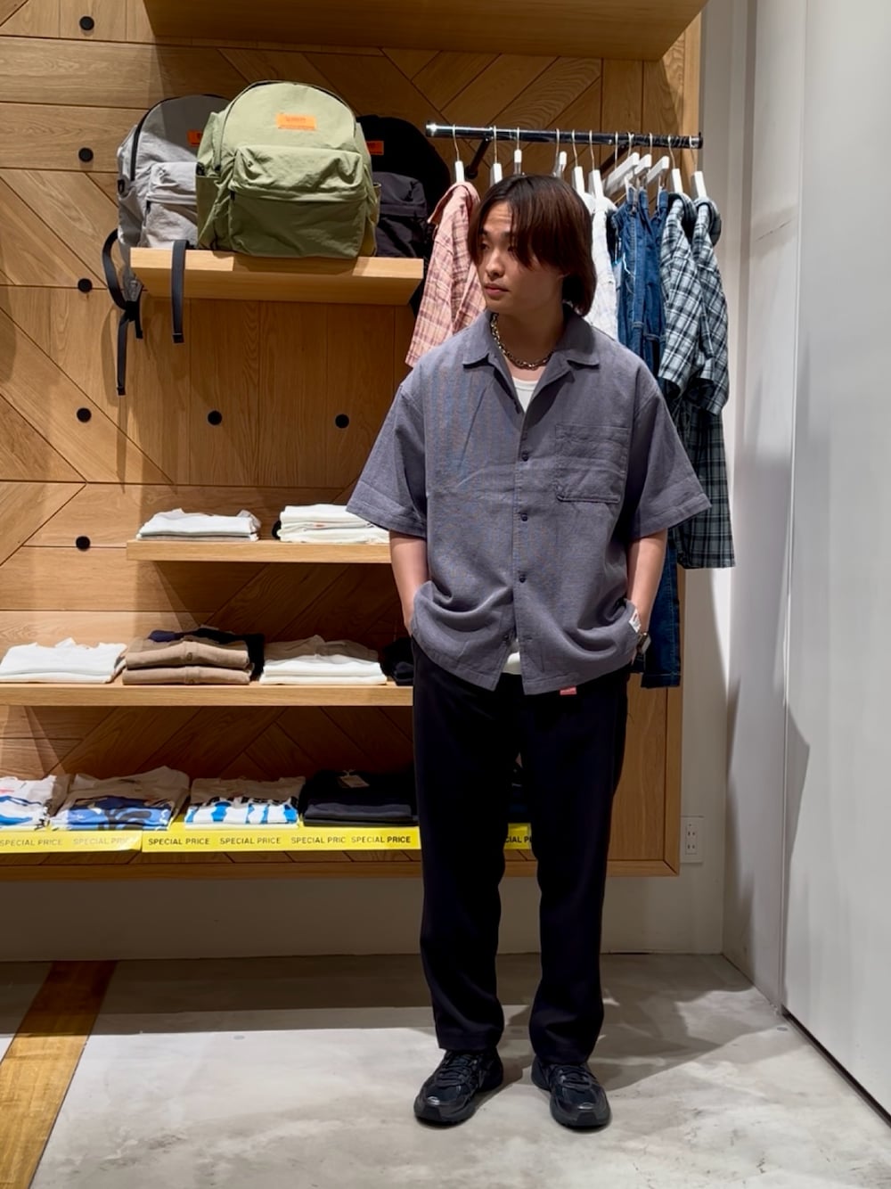 「夏コーデ、韓国ファッション、カジュアルコーデ、メンズコーデ、きれいめカジュアル、大人カジュアル、シャツスタイル、ワイドパンツ、スラックス、黒、オープンカラーシャツ、夏、スニーカー、ヴィンテージ、BAYFLOW(BAYFLOW)」｜「BAYFLOWの[さらっと羽織れる]ワッフル半袖シャツ（シャツ/ブラウス、ブルー系）」を使った、ゆーーーとさん（メンズ・173cm）の夏コーディネートの1枚目の写真